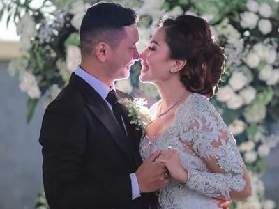 Kemesraan Emma Waroka dan Suami Berondongnya, Ini Foto-fotonya!