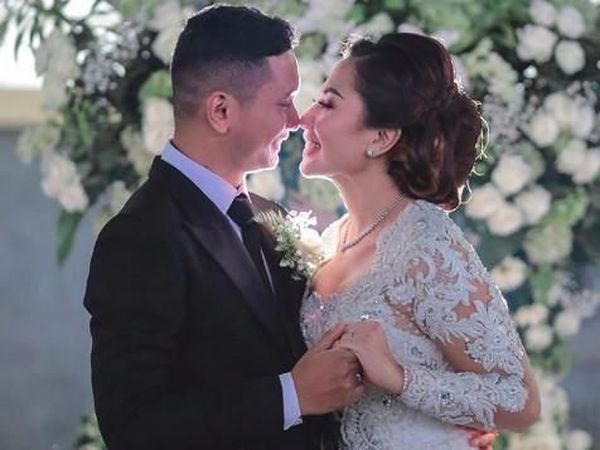 Kemesraan Emma Waroka dan Suami Berondongnya, Ini Foto-fotonya!