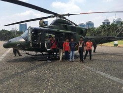 Jelang Pelantikan Jokowi, Heli TNI Jadi Sasaran Foto Pengunjung Monas