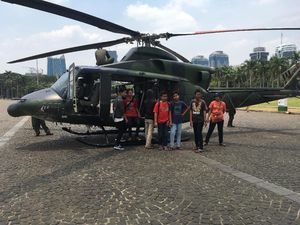 Jelang Pelantikan Jokowi, Heli TNI Jadi Sasaran Foto Pengunjung Monas Jelang Pelantikan Jokowi, Heli TNI Jadi Sasaran Foto Pengunjung Monas