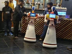 Restoran India Pakai Robot untuk Layani Pelanggan Restoran India Pakai Robot untuk Layani Pelanggan