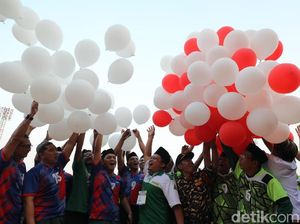 Parade Merah Putih, Santri, Polisi dan TNI Kota Madiun Terbangkan Seribu Balon