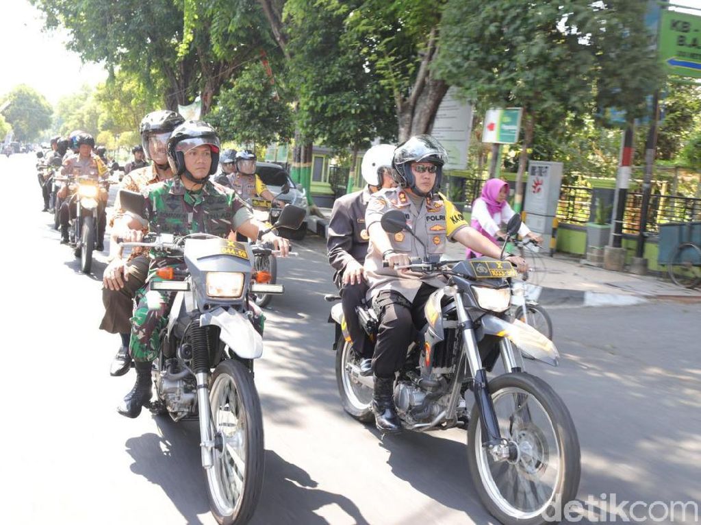 TNI Polri di Tuban Patroli Besar Jelang Pelantikan Presiden TNI Polri di Tuban Patroli Besar Jelang Pelantikan Presiden