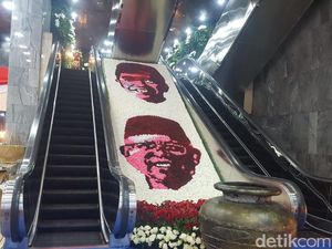 Susunan Bunga Bergambar Jokowi-Maruf Hiasi Gedung DPR