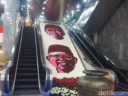 Susunan Bunga Bergambar Jokowi-Maruf Hiasi Gedung DPR
