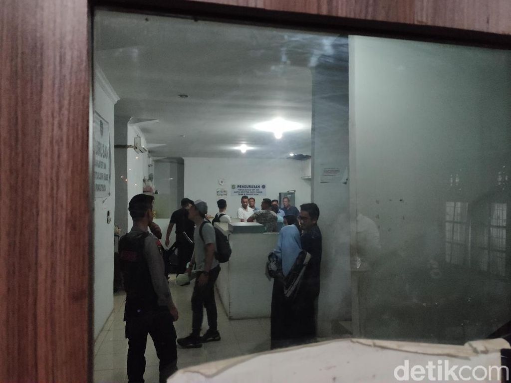 Geledah Kantor Dishub Kota Medan, KPK Angkut Tiga Koper Geledah Kantor Dishub Kota Medan, KPK Angkut Tiga Koper