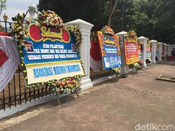 Karangan Bunga Selamat untuk Pelantikan Jokowi Berjejer di Depan Istana