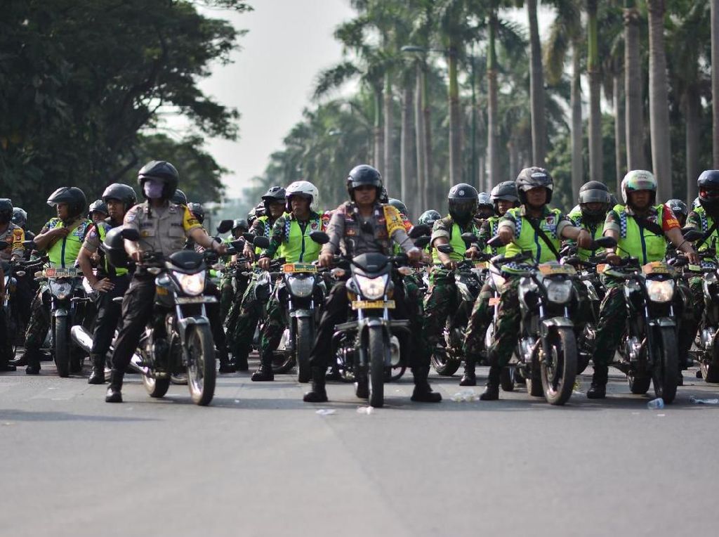 TNI-Polri Patroli Skala Besar di Bekasi Jelang Pelantikan Presiden TNI-Polri Patroli Skala Besar di Bekasi Jelang Pelantikan Presiden