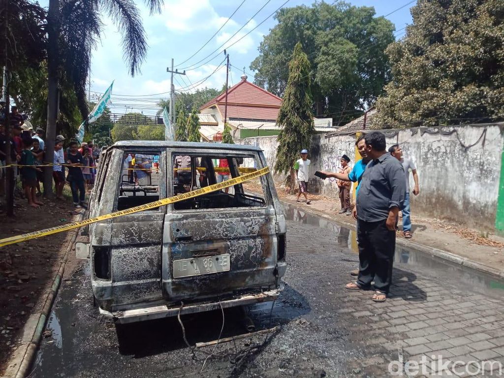 Hendak Isi BBM. Mobil di Madiun Ini Terbakar Hendak Isi BBM. Mobil di Madiun Ini Terbakar