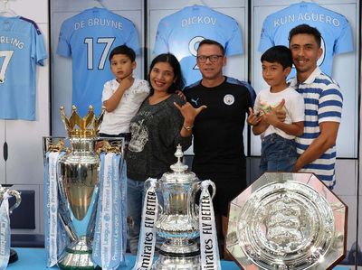 Berfoto Bersama 6 Tropi Manchester City