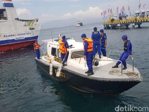 Polisi Tangkap Kapal Penyelundup Baju Bekas dari Malaysia di Riau Polisi Tangkap Kapal Penyelundup Baju Bekas dari Malaysia di Riau