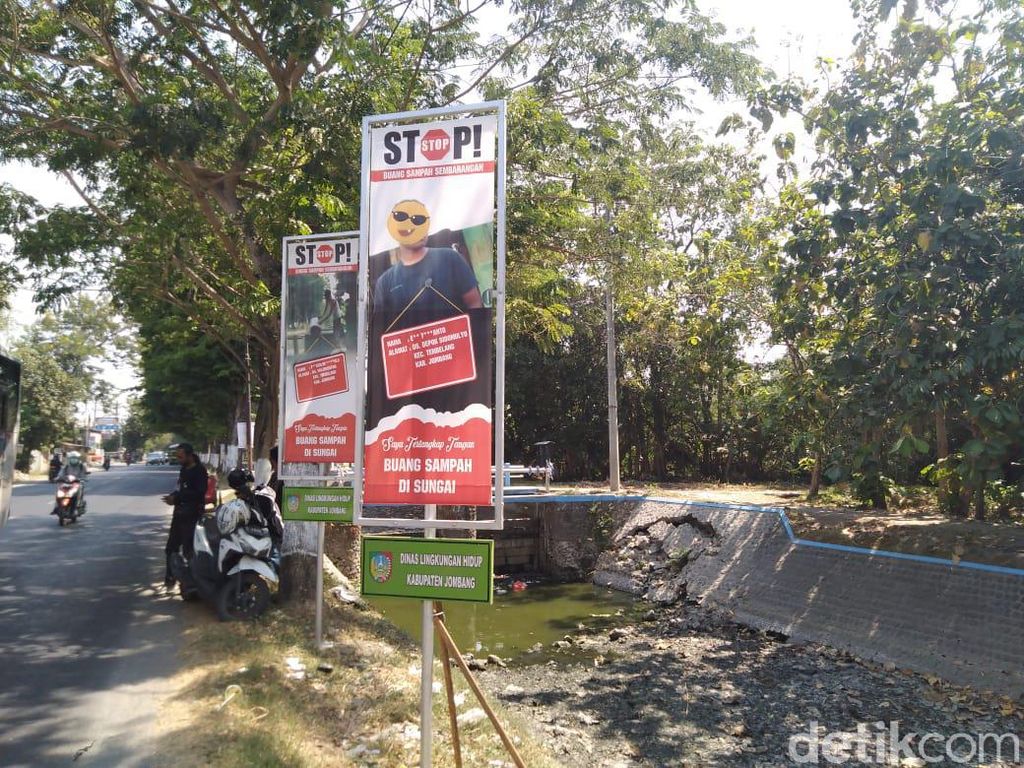 Kepergok Buang Sampah di Sungai Jombang, Siap-siap Foto Anda Dipajang Kepergok Buang Sampah di Sungai Jombang, Siap-siap Foto Anda Dipajang
