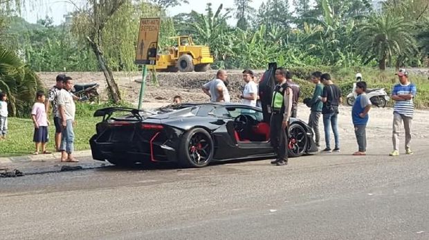  Mobil  Lamborghini  Batman Terbakar  di Sentul Diduga 