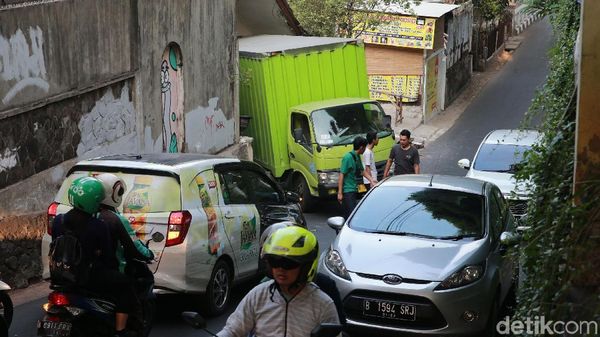 Tidak Kuat Nanjak, Mobil Boks Mundur Seruduk Rumah