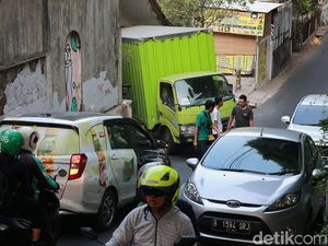 Tidak Kuat Nanjak, Mobil Boks Mundur Seruduk Rumah