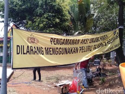 Ada Spanduk Larangan Gunakan Peluru Tajam di Pos Pengamanan Depan Monas
