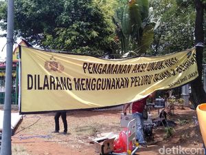 Ada Spanduk Larangan Gunakan Peluru Tajam di Pos Pengamanan Depan Monas Ada Spanduk Larangan Gunakan Peluru Tajam di Pos Pengamanan Depan Monas