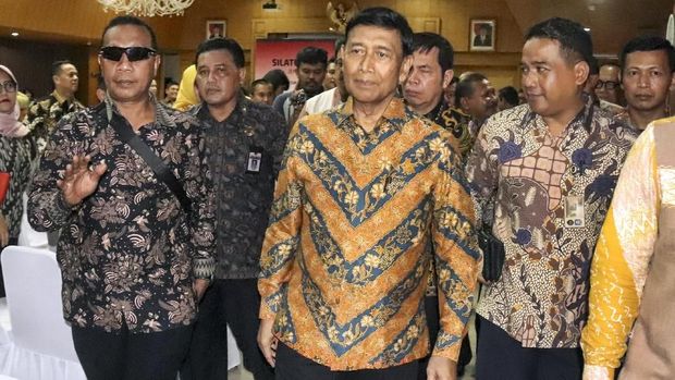 Wiranto (tengah) kembali ke RSPAD usai menghadiri pelantikan Presiden RI Jokowi. (