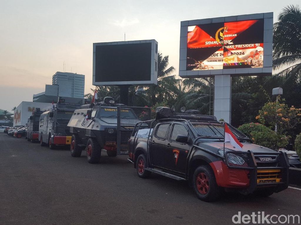 Serba-serbi Jelang Pelantikan Jokowi: Aparat Berjaga, DPR Bersolek Serba-serbi Jelang Pelantikan Jokowi: Aparat Berjaga, DPR Bersolek