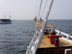 Berlayar di Laut Jakarta dengan Kapal Pinisi? Bisa Kok
