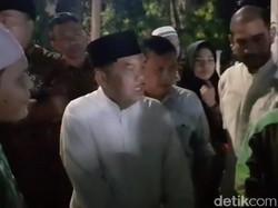 Saat JK Bincang Santai dengan Pengemudi Ojol di Masjid Sunda Kelapa