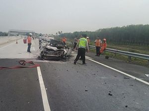 Polisi Cari Penyelamat 2 Anak Korban Kecelakaan di Tol Lampung Polisi Cari Penyelamat 2 Anak Korban Kecelakaan di Tol Lampung
