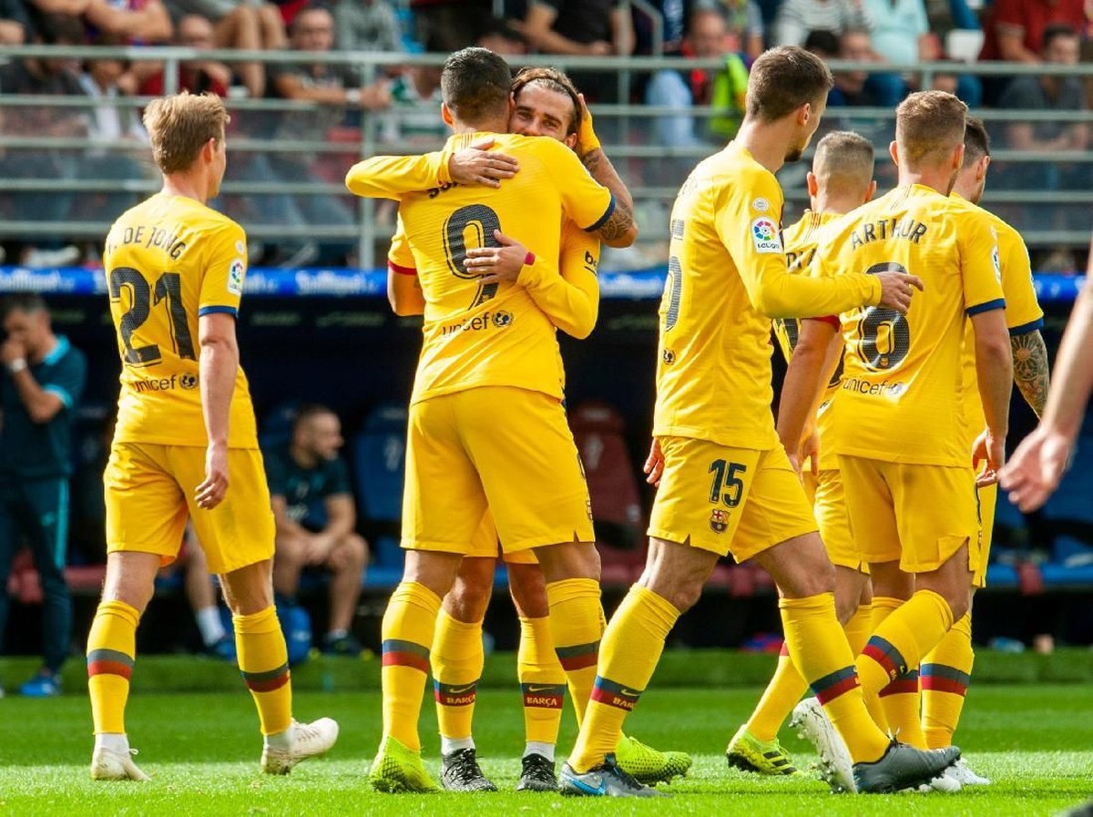 Luis Suarez dan Antoine Griezmann merayakan gol Barcelona ke gawang Eibar. (Foto: Reuters)
