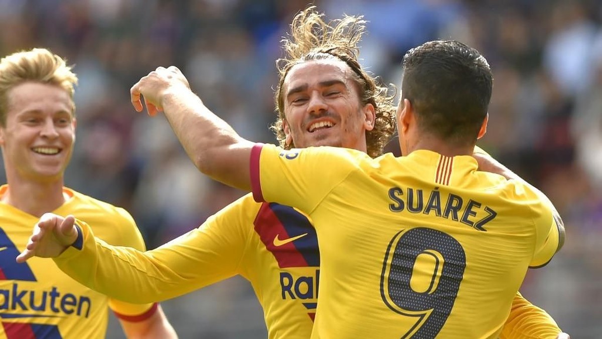 Luis Suarez dan Antoine Griezmann merayakan gol Barcelona ke gawang Eibar. (Foto: Ander Gillenea/AFP)