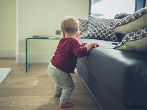 Perkembangan Bayi 8 Bulan, Bisa Merangkak dan Suka Bercermin