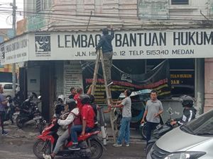 Polri: Teror Bom Molotov di LBH Medan Tak Terkait Kasus Tewasnya Golfrid Polri: Teror Bom Molotov di LBH Medan Tak Terkait Kasus Tewasnya Golfrid