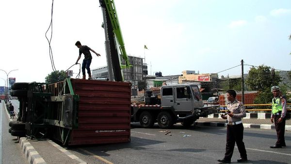 Truk Peti Kemas Terguling di Kranji