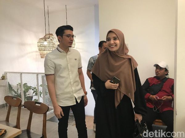 Tebar Senyuman, Irwansyah dan Zaskia Jawab Tudingan Penggelapan Uang