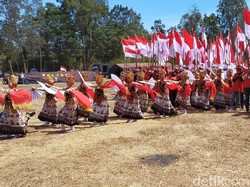 Tari Gandrung Banyuwangi Buka Parade Merah Putih di Puncak Ijen