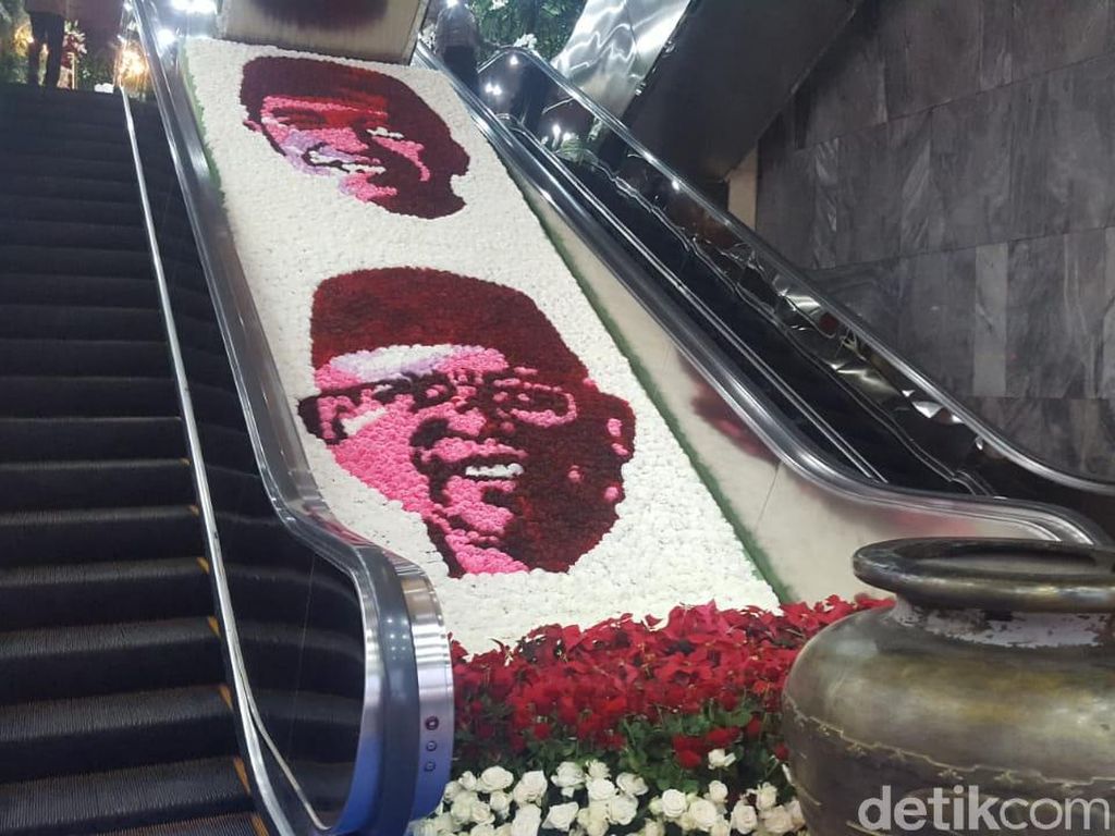 Melihat Susunan Bunga Bergambar Jokowi-Maruf di Gedung DPR Melihat Susunan Bunga Bergambar Jokowi-Maruf di Gedung DPR