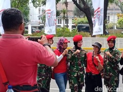 Wanita TNI Jadi Sasaran Foto Bareng Relawan Jokowi di Depan Istana