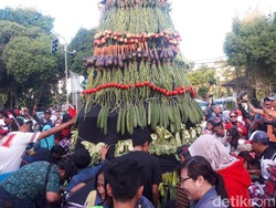 Jokowi Dilantik, Relawan di Surabaya Tasyakuran Tumpeng Sayur 7 Meter