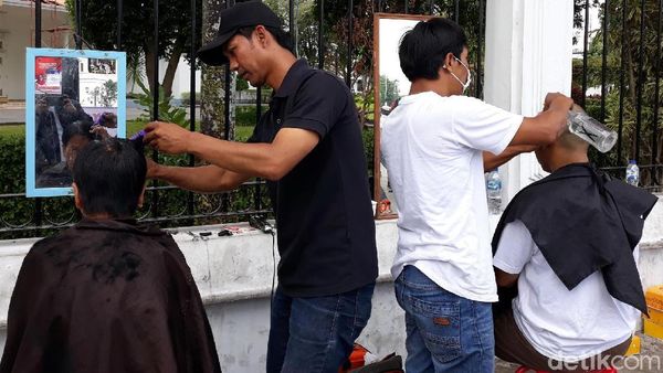 Di Titik Nol Yogya Ada Cukuran Gratis Syukuran Pelantikan Jokowi-Maruf Lho
