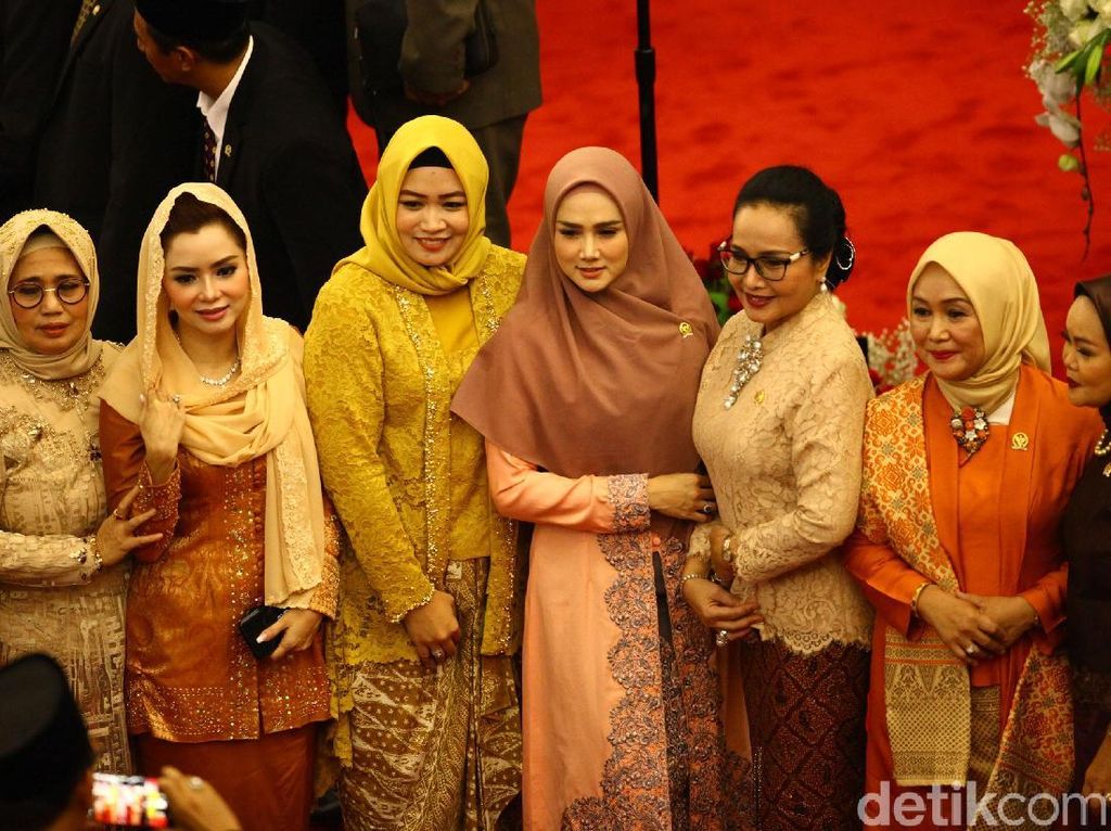 Perempuan Selebritis di Parlemen Perempuan Selebritis di Parlemen