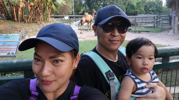 Jenny Cortez bersama suami dan anaknya