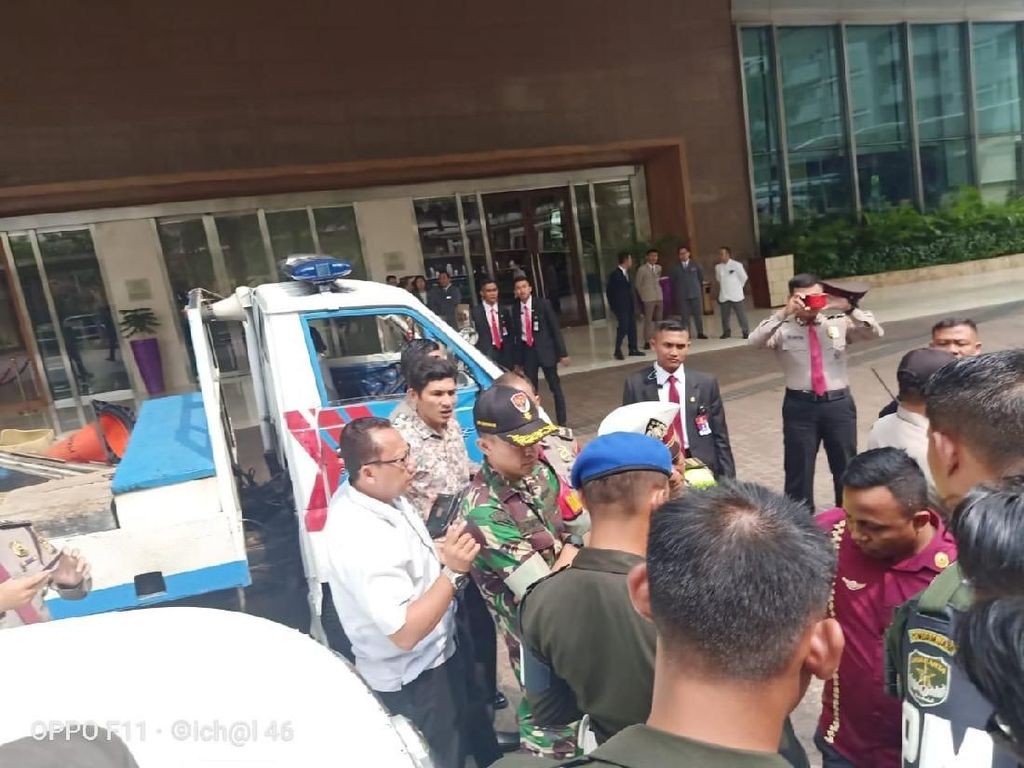 Polisi Amankan Mobil B 1 RI Bawa Parang di Kuningan Jaksel Polisi Amankan Mobil B 1 RI Bawa Parang di Kuningan Jaksel