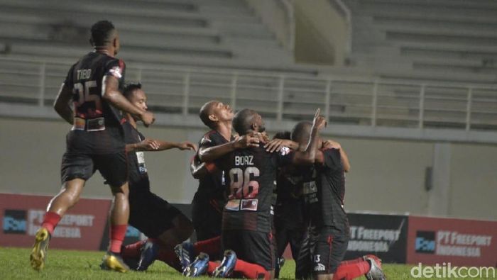 Persipura akan berjumpa Borneo FC di laga pamungkas Liga 1 2019. Foto: Suriyatman/detikSport