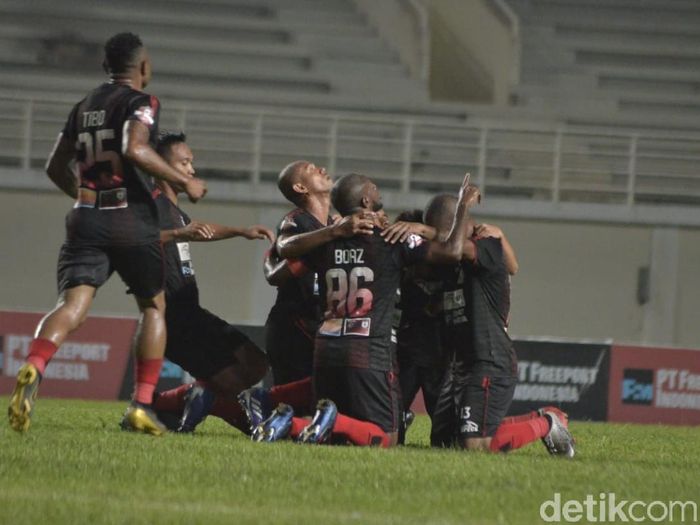 Persipura Jayapura menjadi kejutan dengan menempati posisi kedua klasemen sementara Liga 1. (Foto: Suriyatman/detikSport) Persipura Jayapura menjadi kejutan dengan menempati posisi kedua klasemen sementara Liga 1. (Foto: Suriyatman/detikSport)