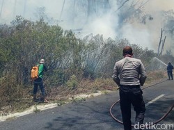 Cegah Kebakaran di Kawah Ijen Meluas, Pembasahan Terus Dilakukan