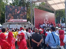Relawan Jokowi-Maruf Nobar Pelantikan di Taman Pandang Depan Istana