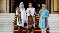 Foto: Kompak Berkebaya Iriana dan Wury Estu di Pelantikan Presiden 2019