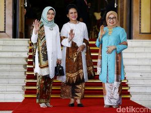 Foto: Kompak Berkebaya Iriana dan Wury Estu di Pelantikan Presiden 2019