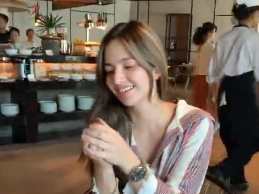 Rahasia Bugar Nia Ramadhani, Si Cantik yang Tak Bisa Kupas Kulit Salak Rahasia Bugar Nia Ramadhani, Si Cantik yang Tak Bisa Kupas Kulit Salak