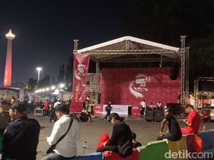 Massa Relawan Jokowi di Depan Taman Pandang Istana Bubarkan Diri