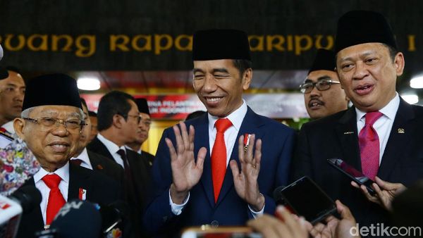 Senyum Semringah Jokowi-Maruf Usai Pelantikan