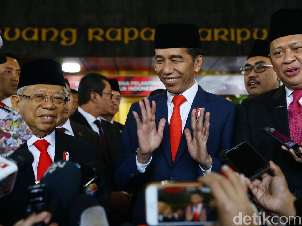 Senyum Semringah Jokowi-Maruf Usai Pelantikan